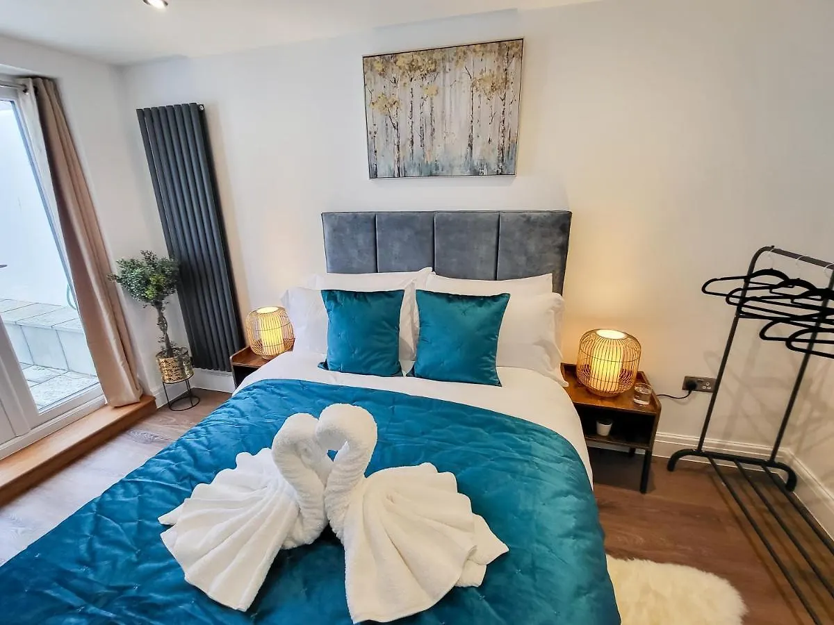 Luxury Pad Centrally Located Near Brighton Station Apartment